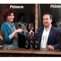 En la foto Silvia Arruego, Gerente de Pirineos y Jesús Astrain, Enólogo de Pirineos posando con sus nuevas elaboraciones.Pirineos pone a la venta sus nuevos vinos de alta gama con una nueva imagen