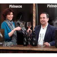En la foto Silvia Arruego, Gerente de Pirineos y Jess Astrain, Enlogo de Pirineos posando con sus nuevas elaboraciones.Pirineos pone a la venta sus nuevos vinos de alta gama con una nueva imagen